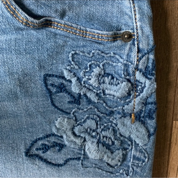 Universal Thread Cut-Off Jeans Embroidered - Picture 3 of 4